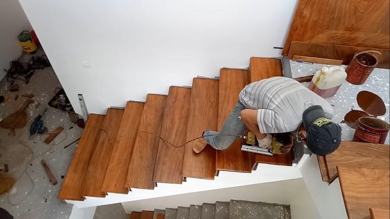 How to build a stairway and step on the stairs of a wooden stairway
